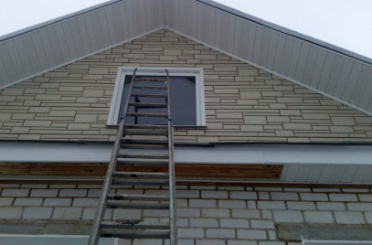 Новости — Работы по обшивке фронтонов и подшивке софитов в частном доме в г. Торжок. — фото