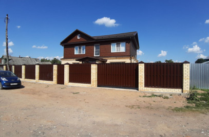 Новости — Забор с кирпичными столбами — фото