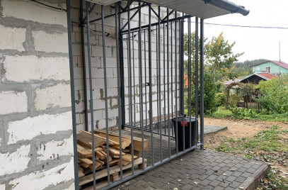 Новости — Монтаж металлического крыльца – дровника в Торжокском районе — фото