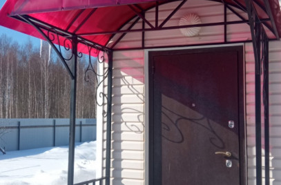 Новости — СК «Дом и Дача» изготовила и установила козырек с кованными элементами. — фото