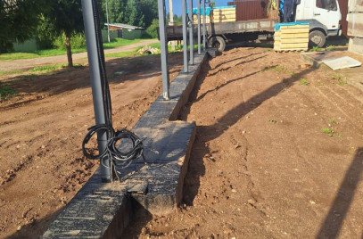 Новости — фундамент под забор с кирпичными столбами — фото