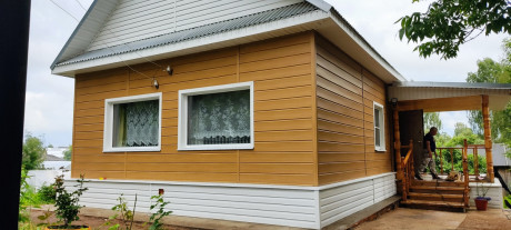 Обшивка дома сайдингом в г. Кувшиново — фото