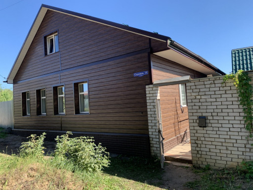 Обшивка дома металлическим сайдингом — фото