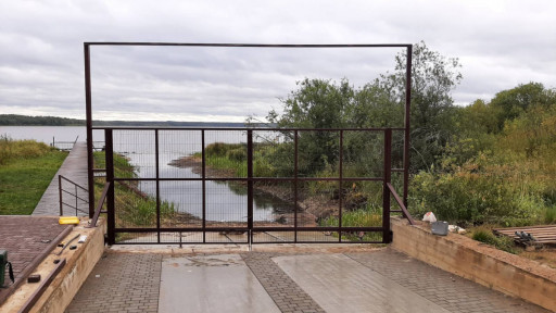 Монтаж распашных ворот — фото