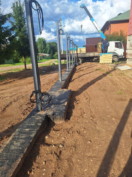 фундамент под забор с кирпичными столбами — фото