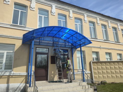 Козырек из поликарбоната — фото