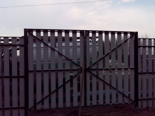 Забор из евроштакетника