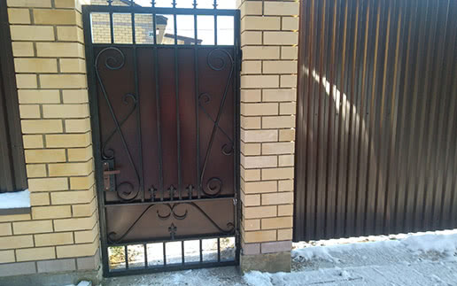 Заборы — Заборы с кирпичными столбами — фото