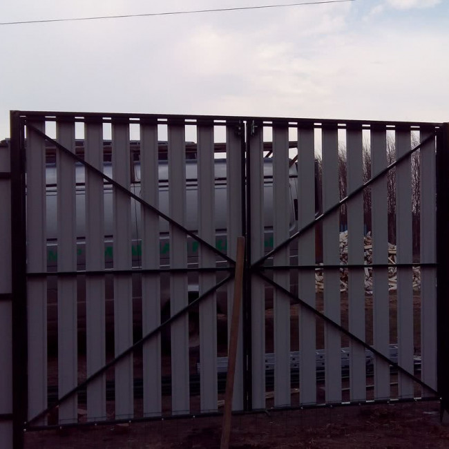 Заборы, Ворота - фото наших работ — забор из металлоштакетника — фото