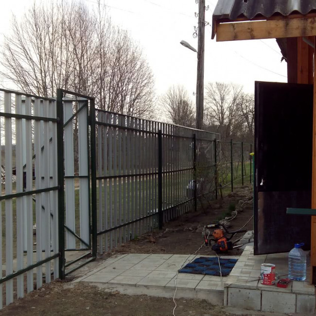 Заборы, Ворота - фото наших работ — забор из металлоштакетника — фото