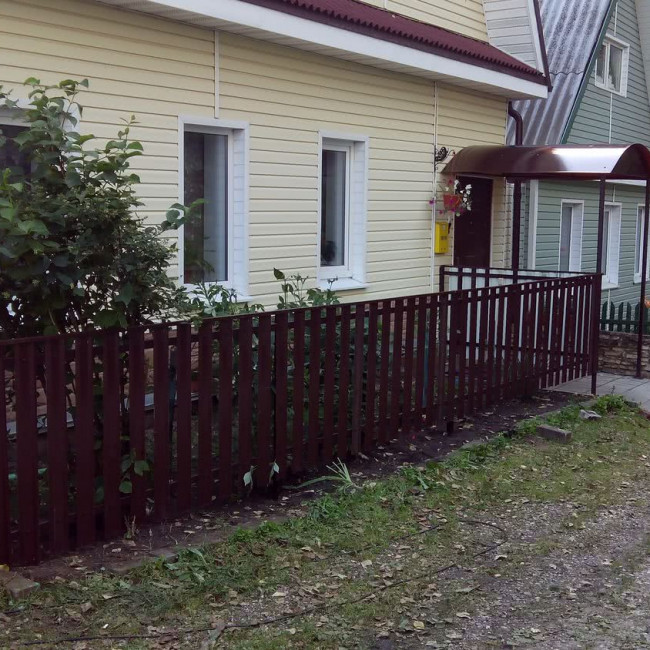 Заборы, Ворота - фото наших работ — забор из металлоштакетника — фото