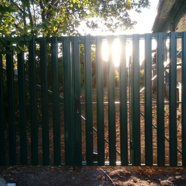 Заборы, Ворота - фото наших работ — забор из металлоштакетника — фото