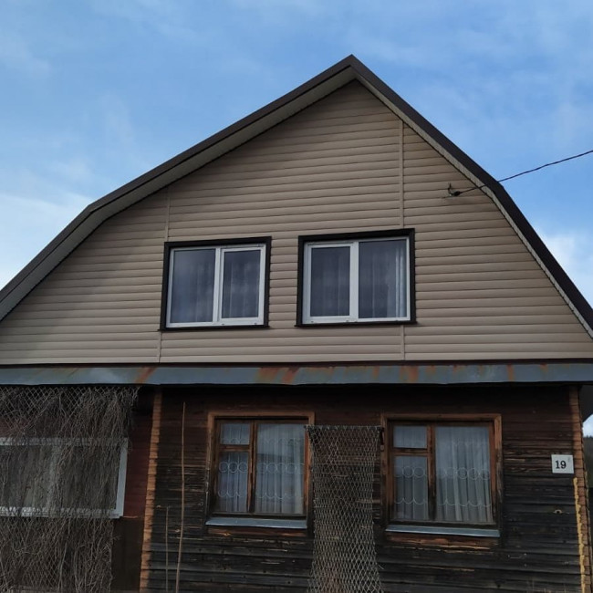 Фасады - фото наших работ — фронтон обшитый виниловых сайдингом — фото