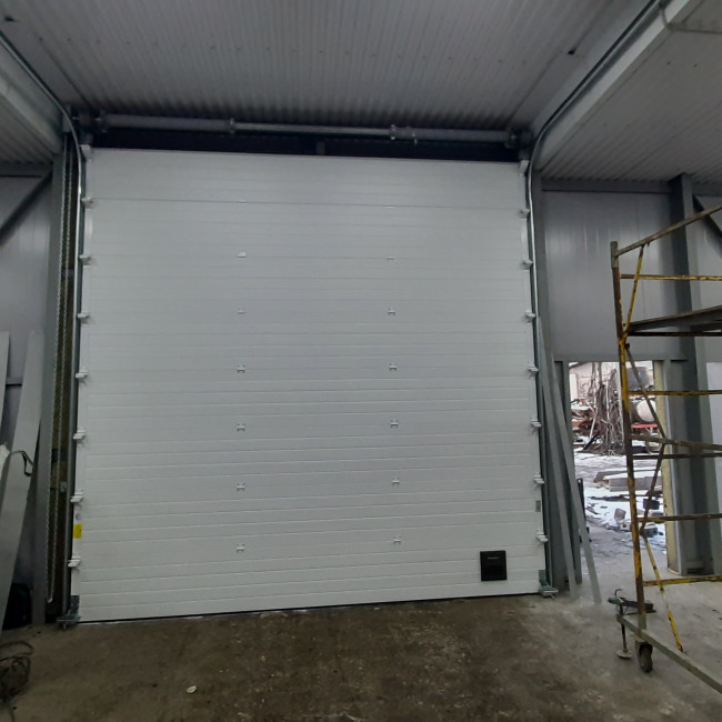 Гаражные ворота, металлические двери - фото наших работ — промышленные подъемные секционные ворота — фото