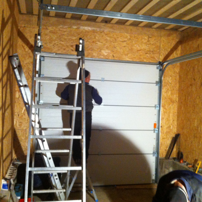 Гаражные ворота, металлические двери - фото наших работ — подъемные секционные ворота в гараж — фото